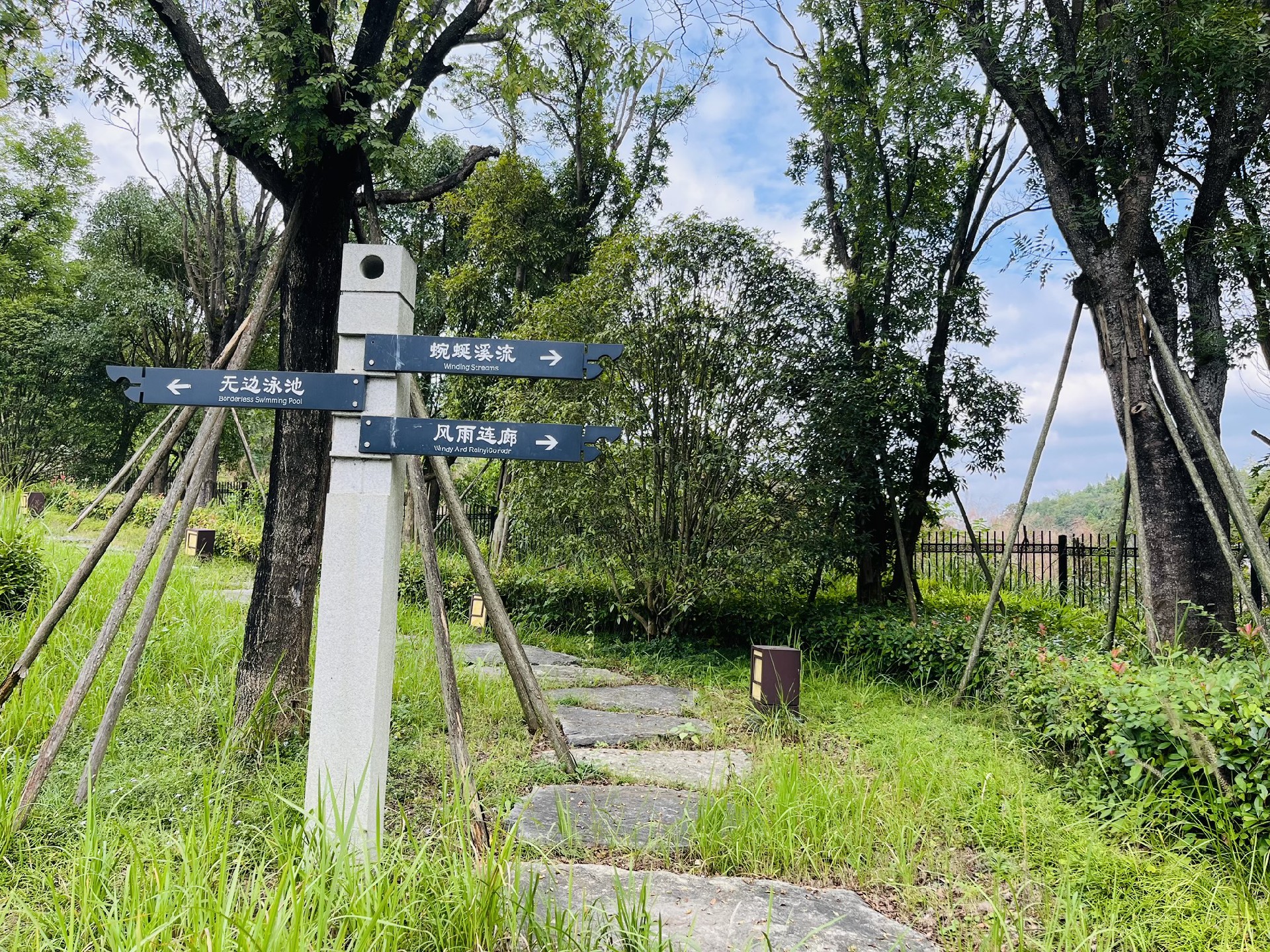 1697091494153851.jpg 路牌.jpg